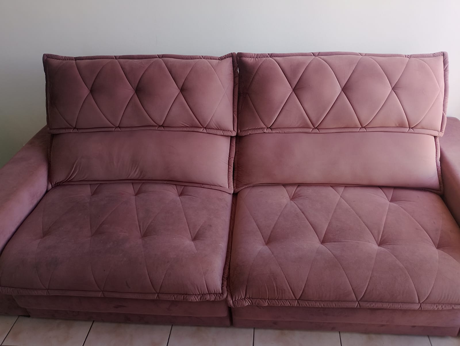 O mesmo sofá rosé, opaco e manchado, antes da higienização